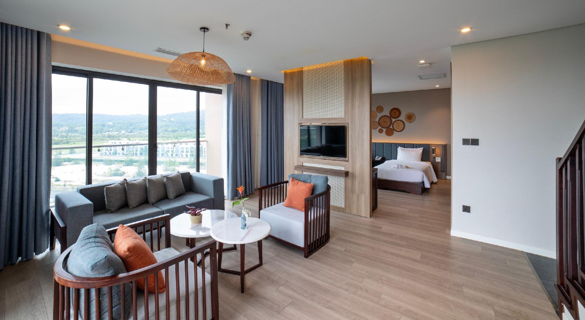 Penthouse, Studio