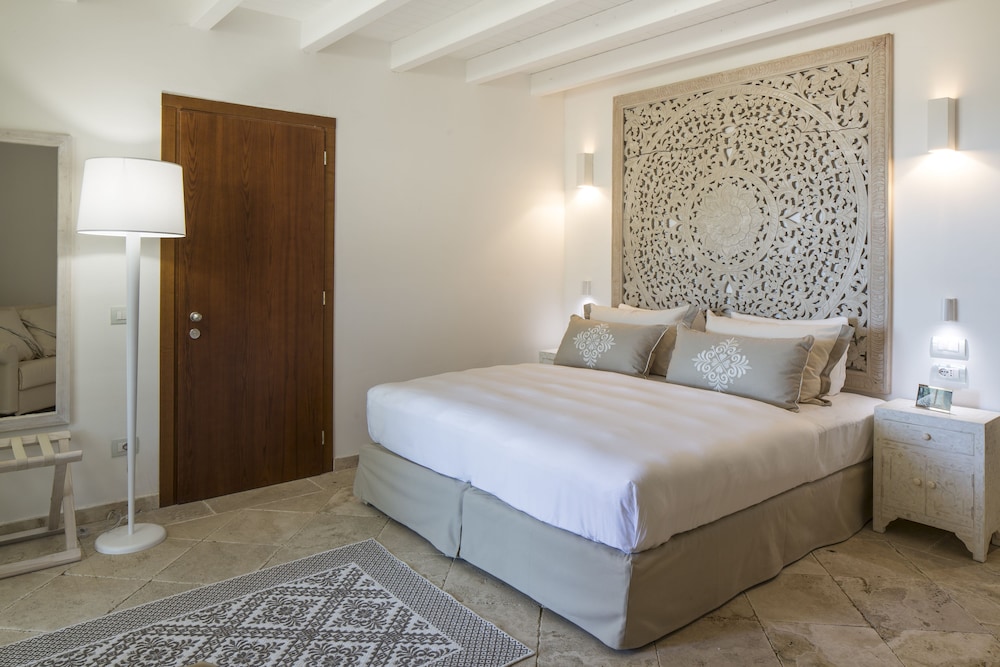 DELUXE, DOUBLE BED, GARDEN VIEW, BALCONY