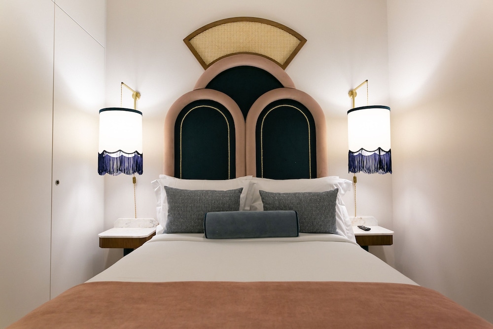 ROOM, DOUBLE BED