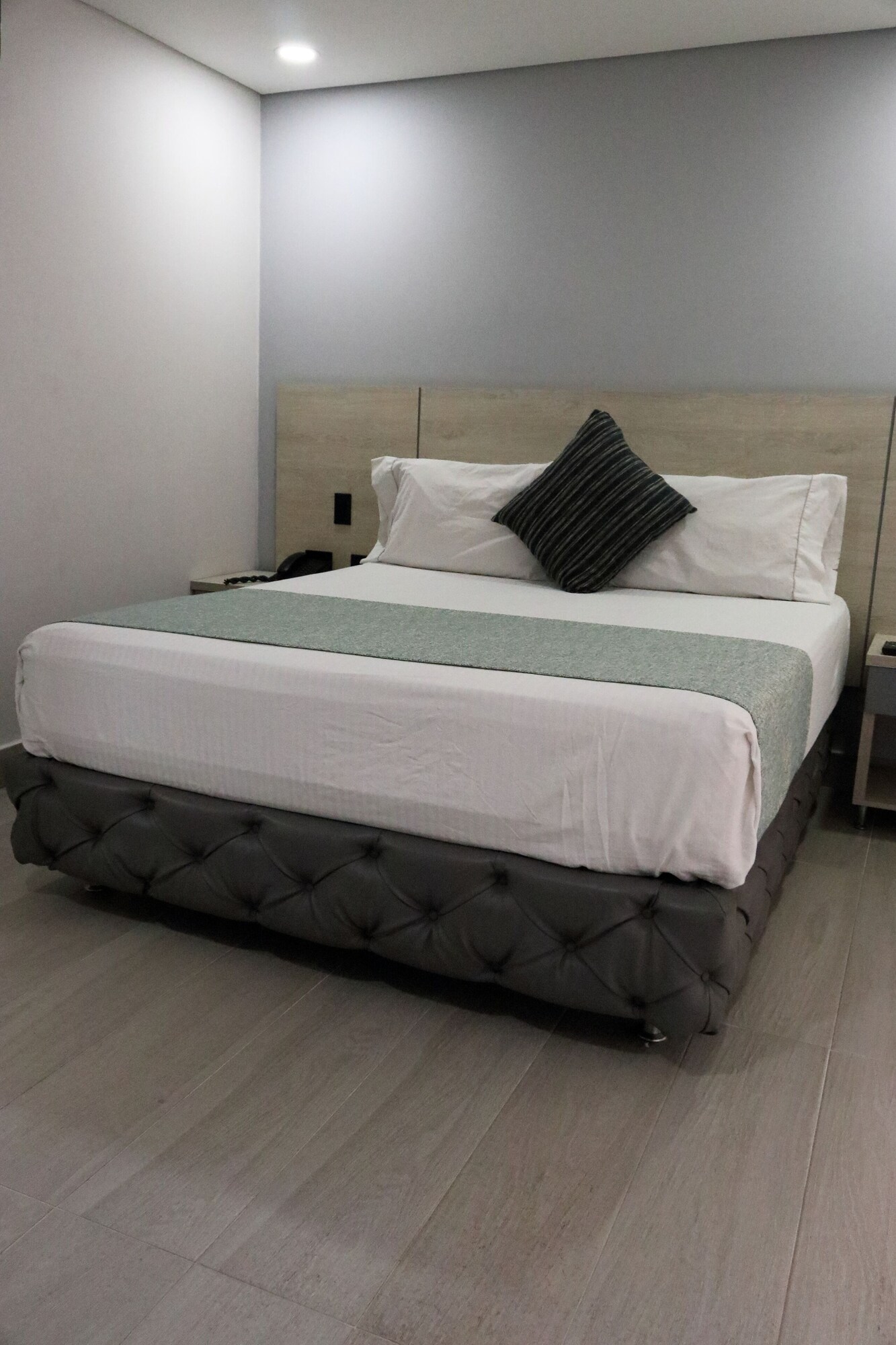 STANDARD, QUEEN BED