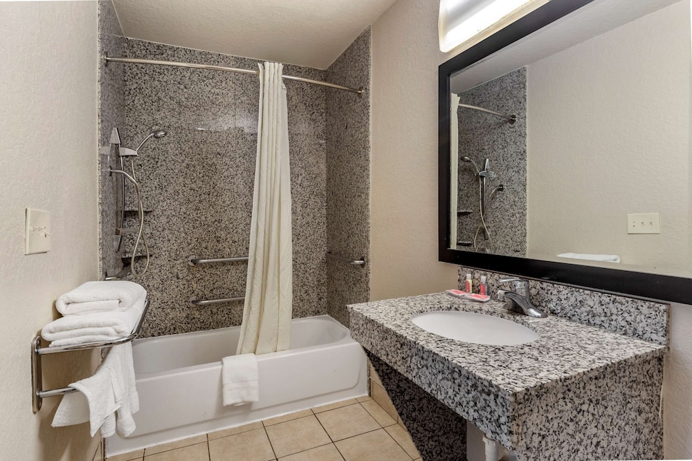 Econo Lodge Near Lackland Air Force Base-SeaWorld 17/39