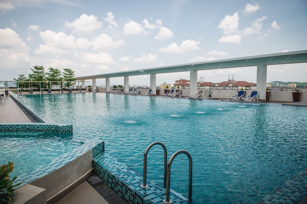 One Amerin Mall & Suites 43/50