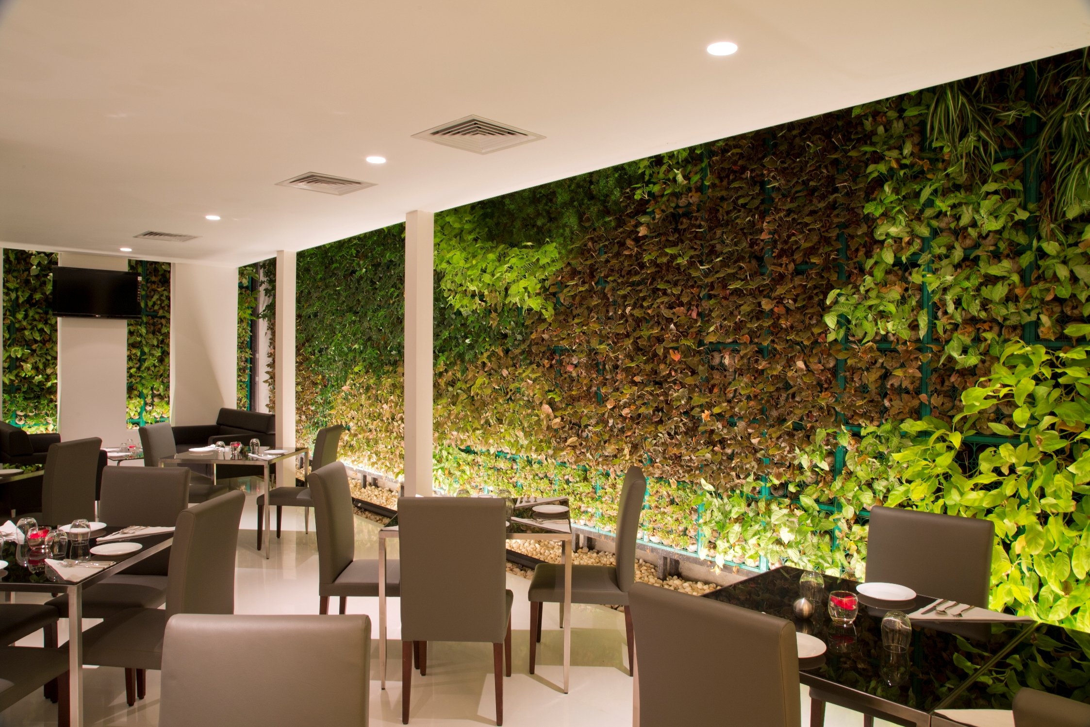 SPRINGS HOTEL AND SPA 40/44