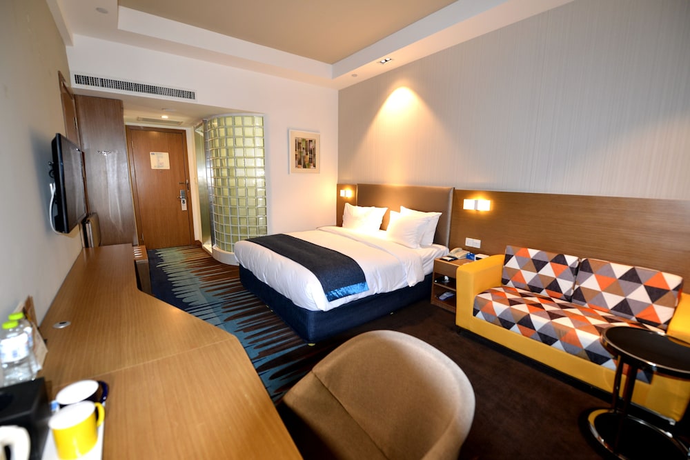 HOLIDAY INN EXPRESS WEIHAI ECONOMIC ZONE 25/54