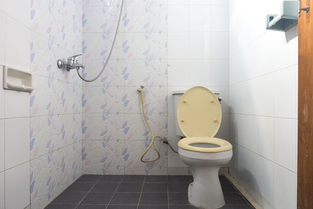 غرفة قياسية بسرير مزدوج، OYO 942 Srikandi Hotel 6/6