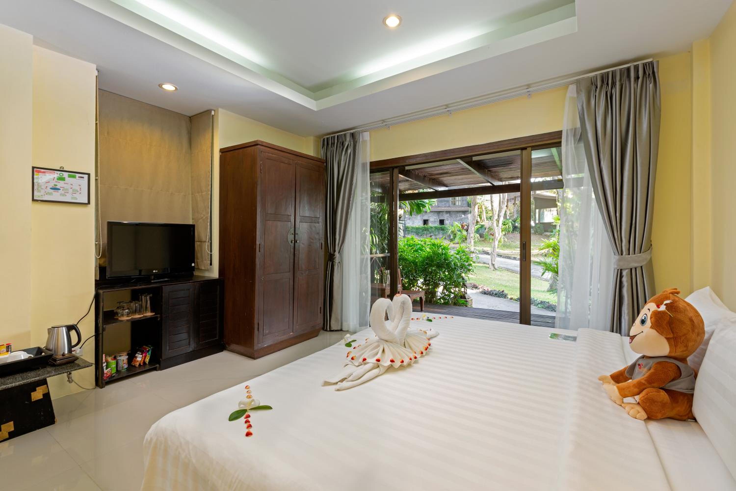 Room at Secret Cliff Resort and Restaurant, KARON BEACH