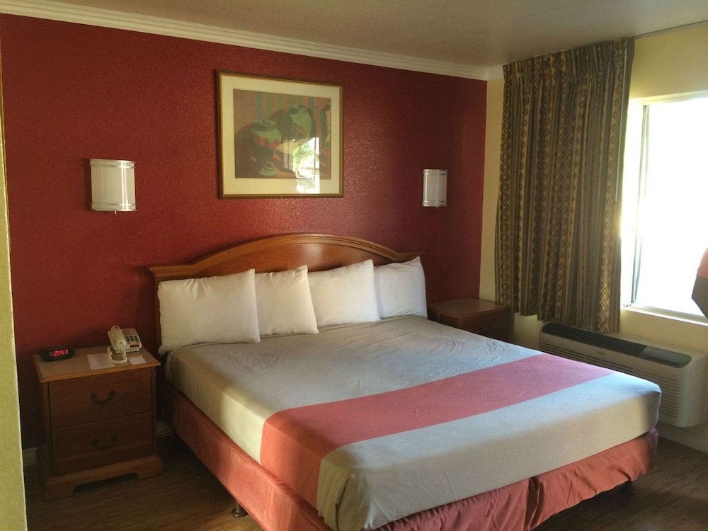 VAGABOND INN HEMET 16/33
