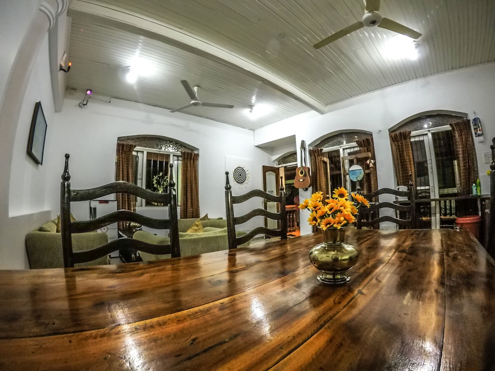 Mrs Wijenayake's Beach Haven Guest House 21/34