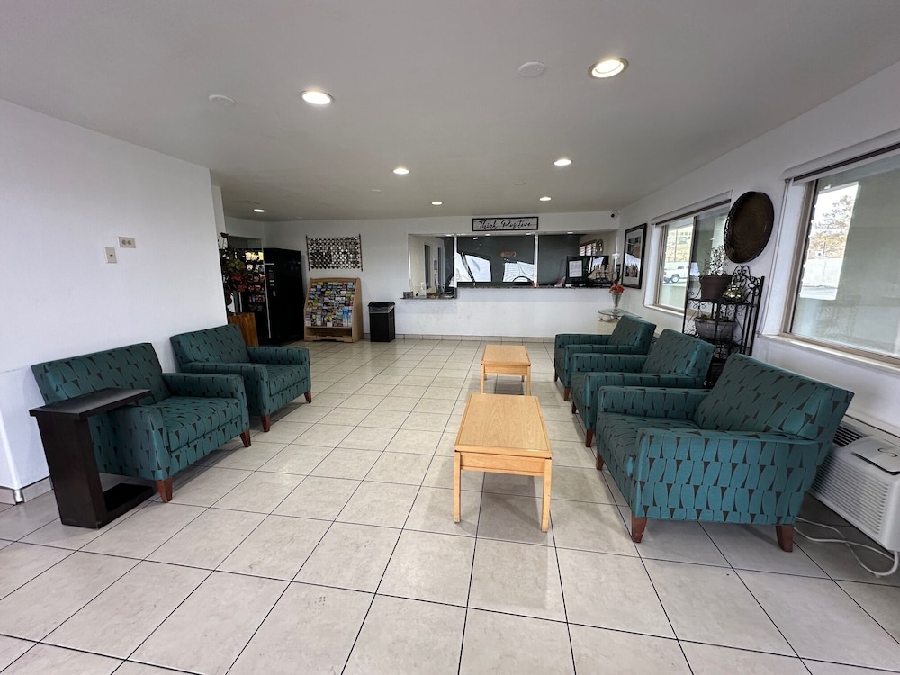 Desert Sands Inn & Suites Albuquerque 10/28