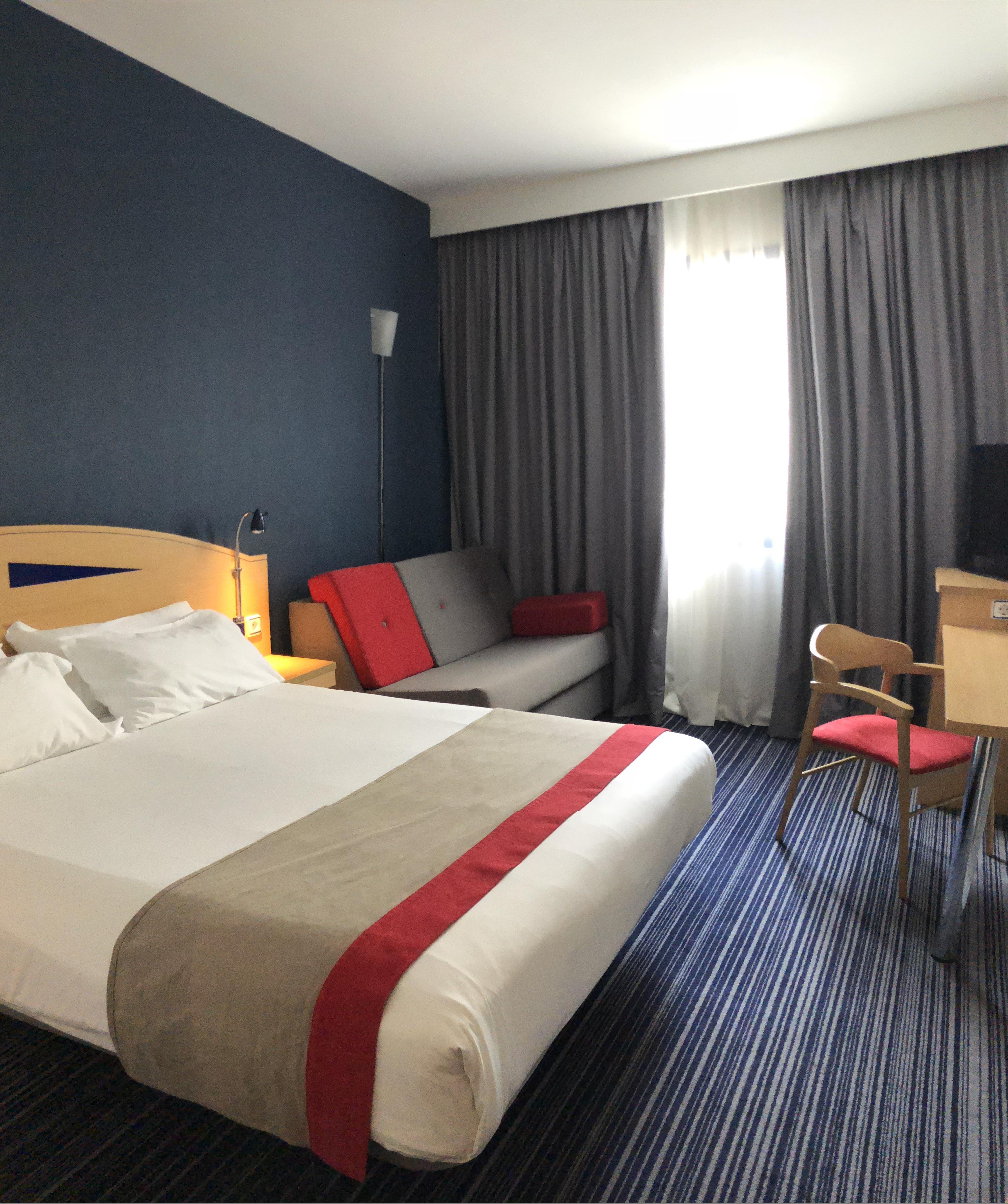 غرفة بسرير كوين مع أريكة للمدخنين