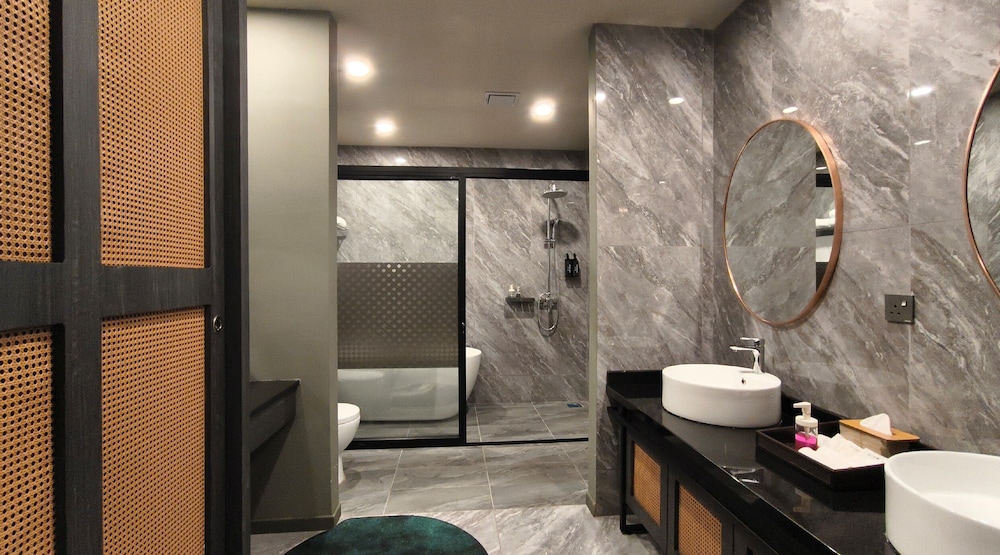 Bedrock Hotel 46/50