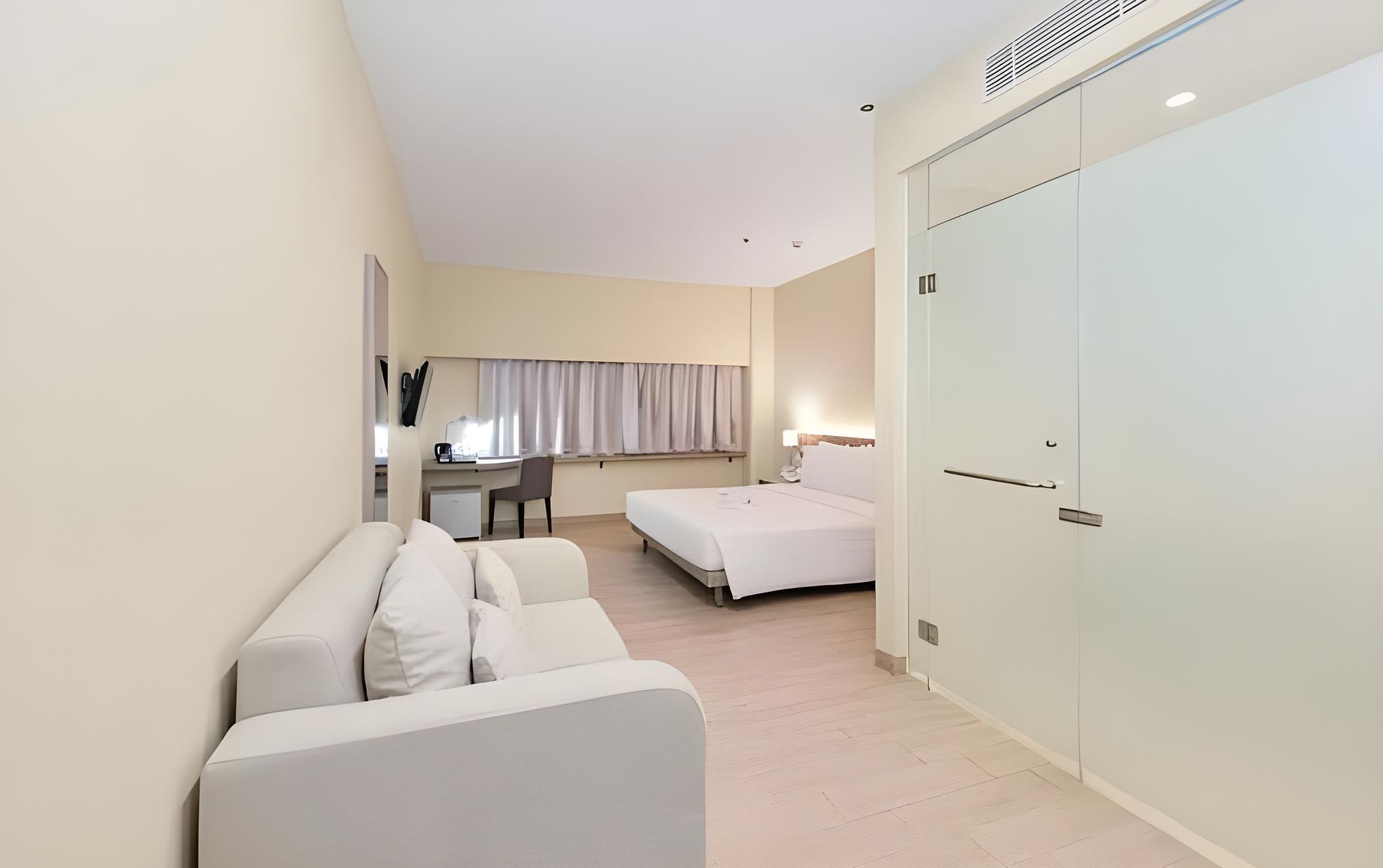 غرفة بريميير بسرير كوين، Grand Whiz Megamas Manado 4/4