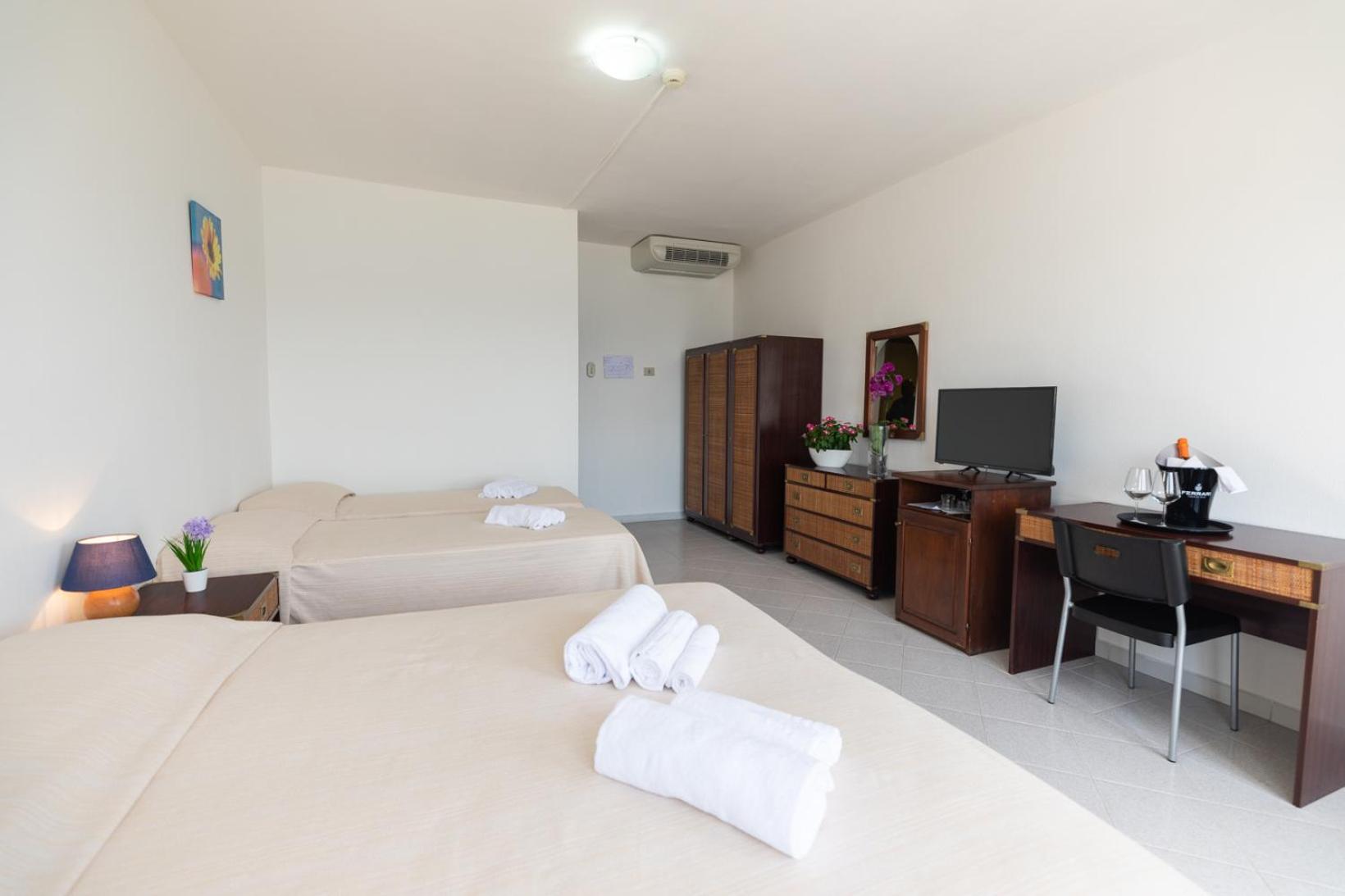 ROOM, QUADRUPLE