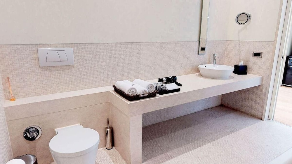 Ajia Hotel 48/50