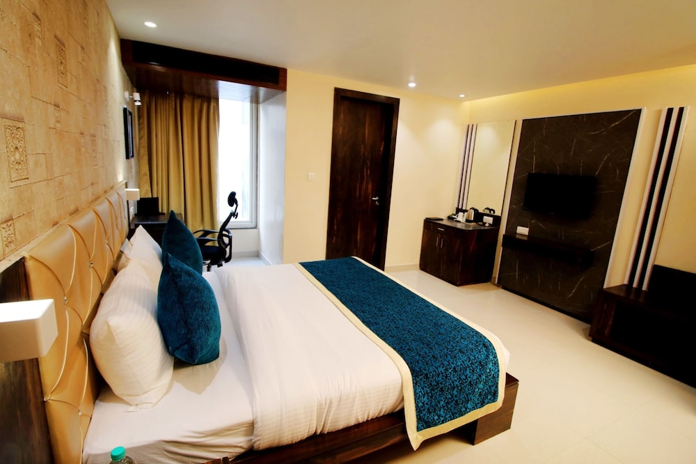 Pinnacle by Click Hotels, Lucknow 26/63