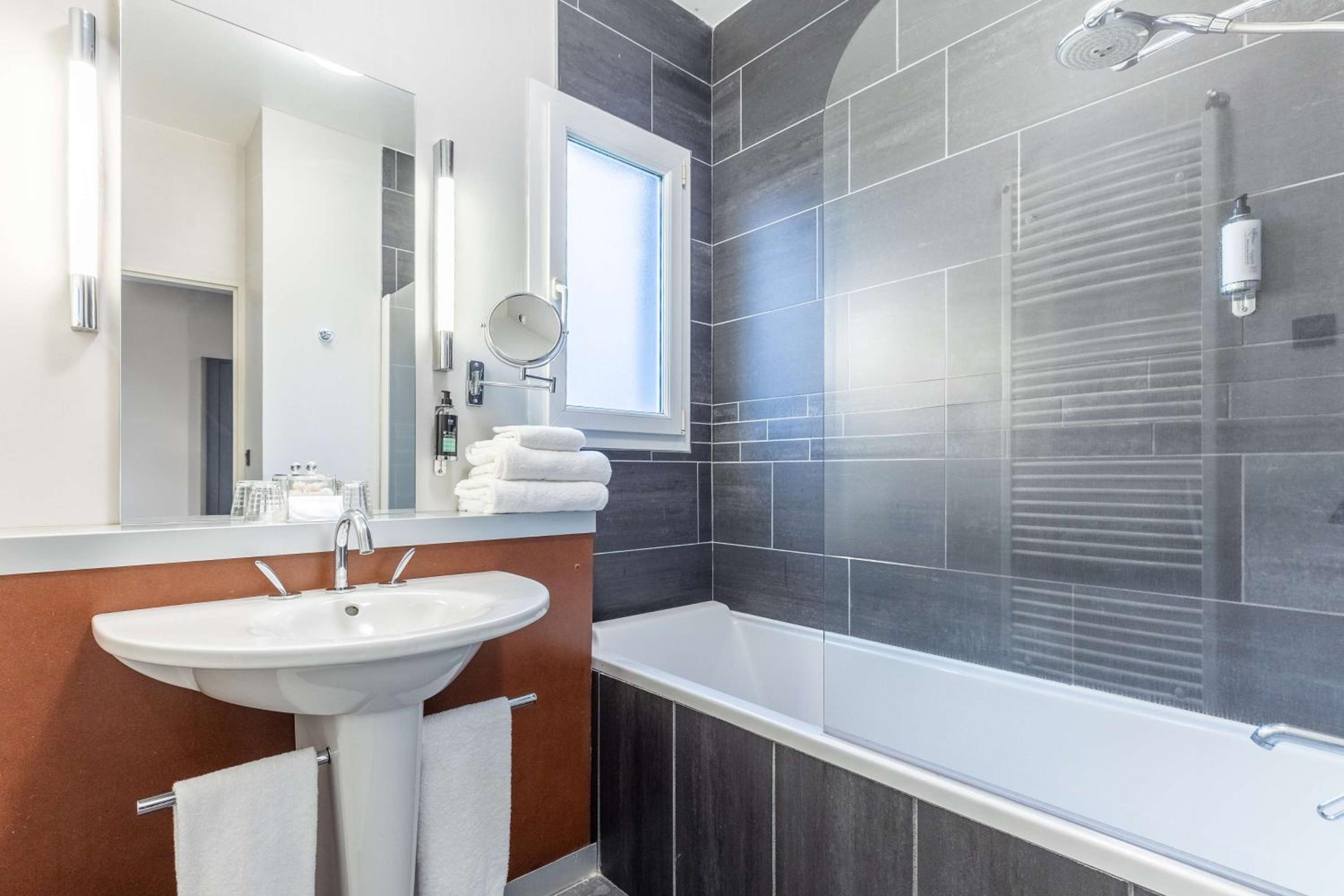 غرفة عائلية بسرير فردي وسرير كوين، Best Western Plus Hotel Gergovie 7/13