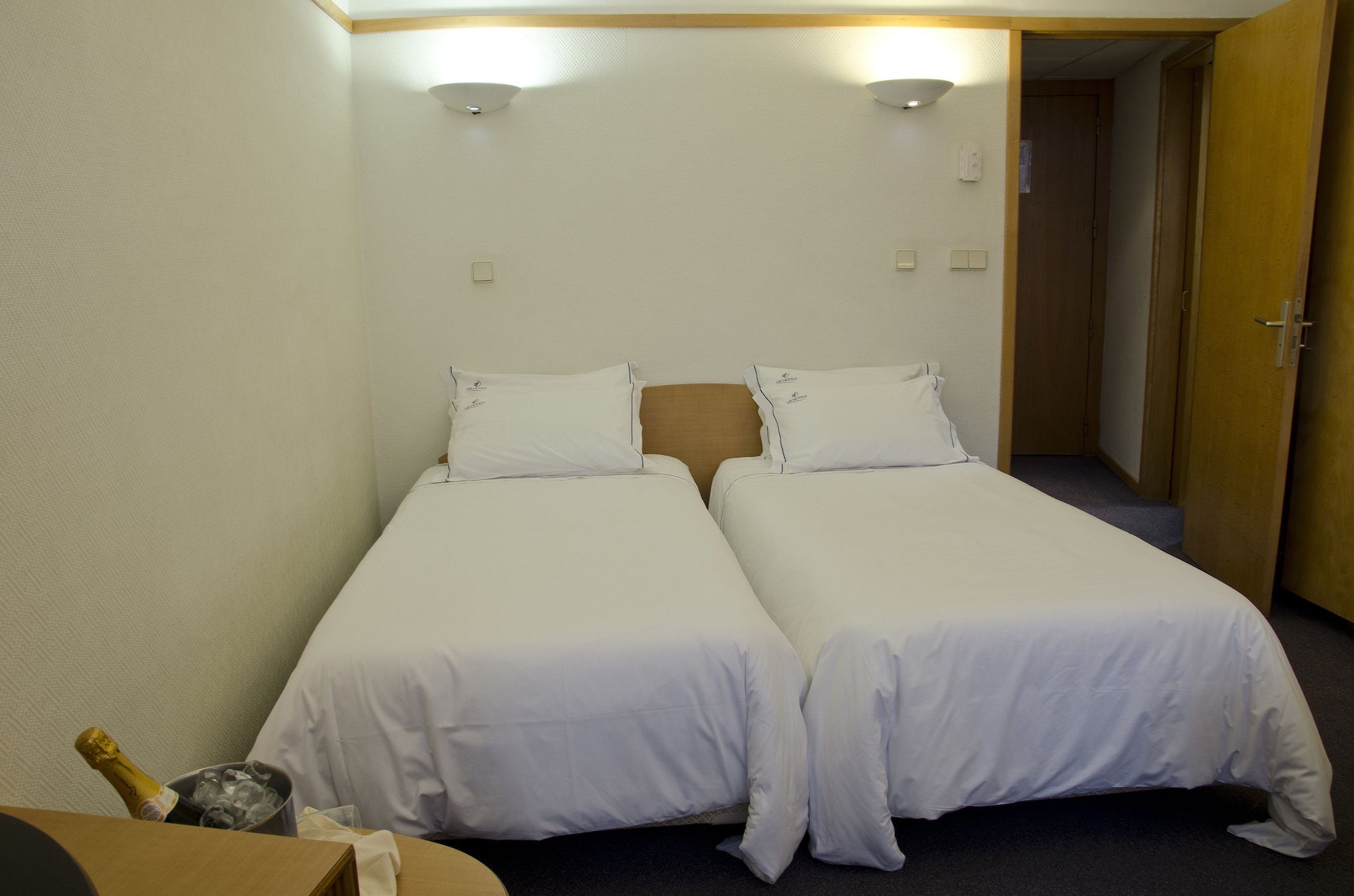 STUDIO, TWIN BEDS