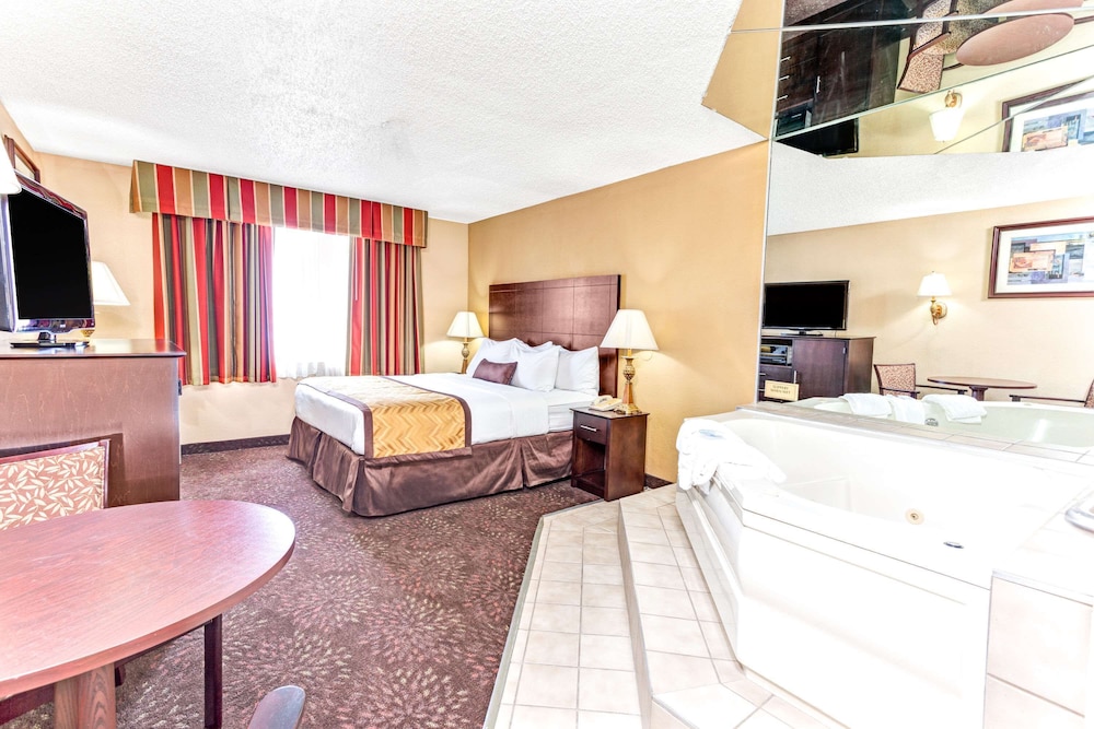 Wyndham Garden Romulus Detroit Metro Airport 8/40