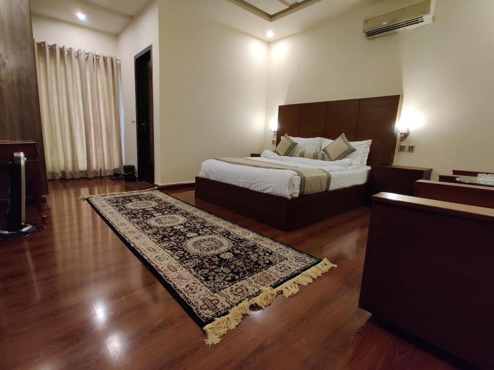 Shelton’s Rezidor Lahore 13/51