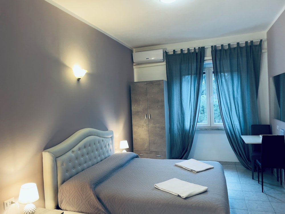 ROOM, DOUBLE BED, EXTERNAL BATHROOM