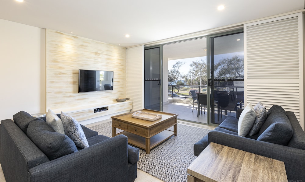 BAY ROYAL APARTMENTS 25/50