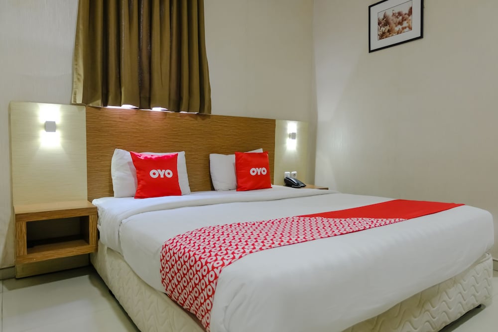 SUPER OYO Townhouse OAK Series Style Hotel Jember 4/21