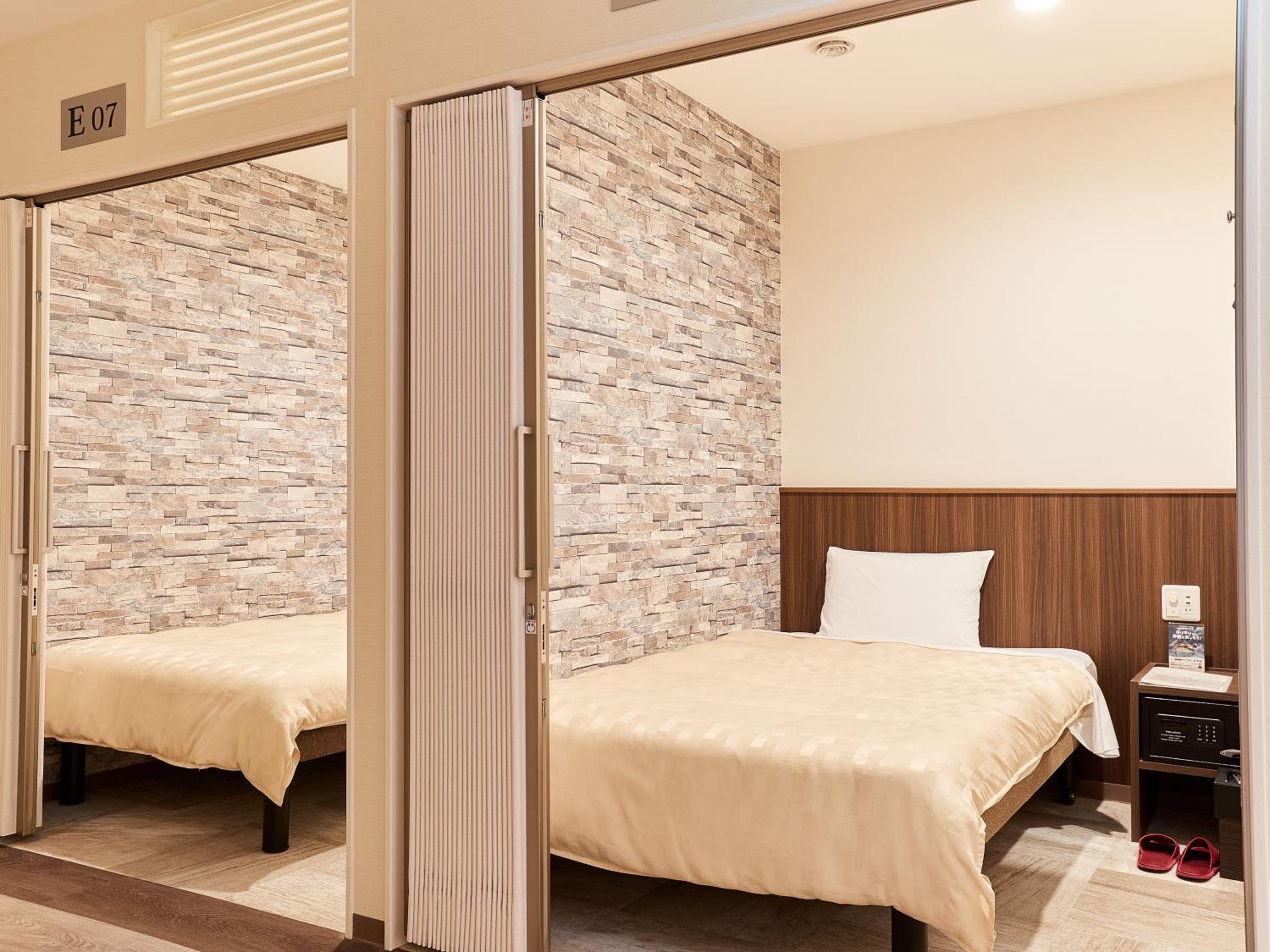 Capsule, Female Only, 2 Capsule Beds, Shared Bathroom