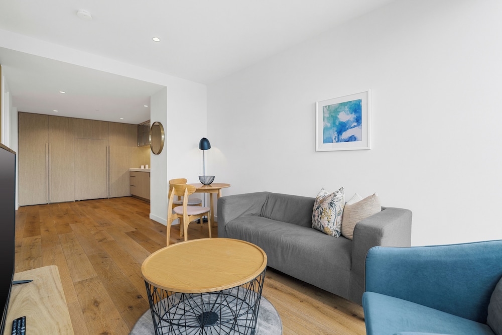 Collins House Apartments by CLLIX 25/50