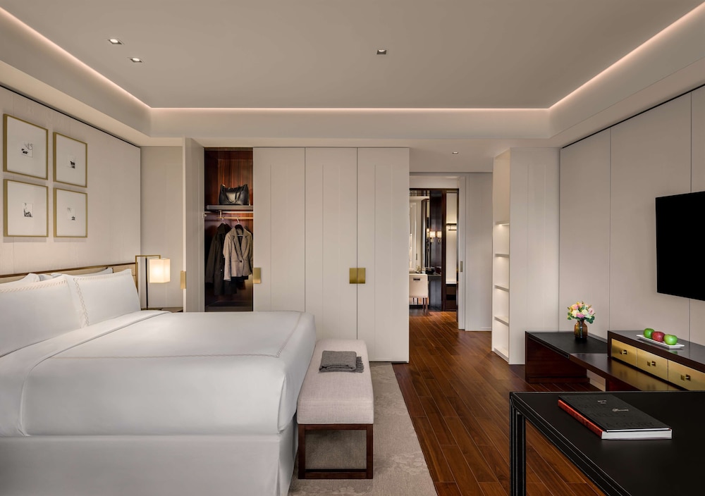 FAIRMONT, SUITE, KING BED