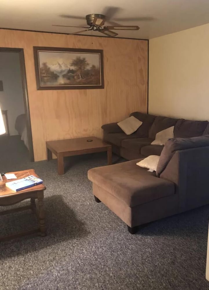 Colonial Motel 16/24