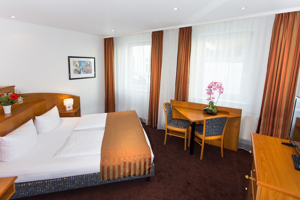 ROOM, DOUBLE BED