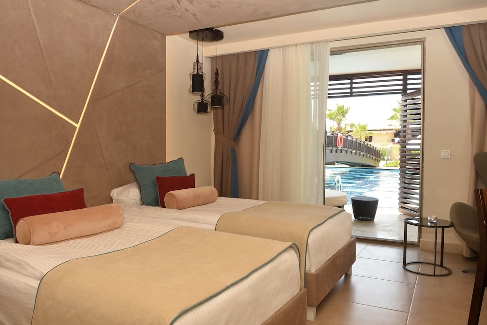 Swim Up, Double Bed