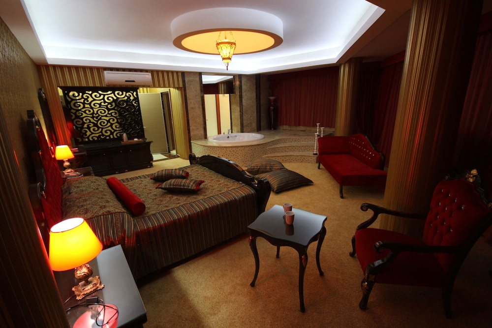 Grand Corner Boutique Hotel 37/45