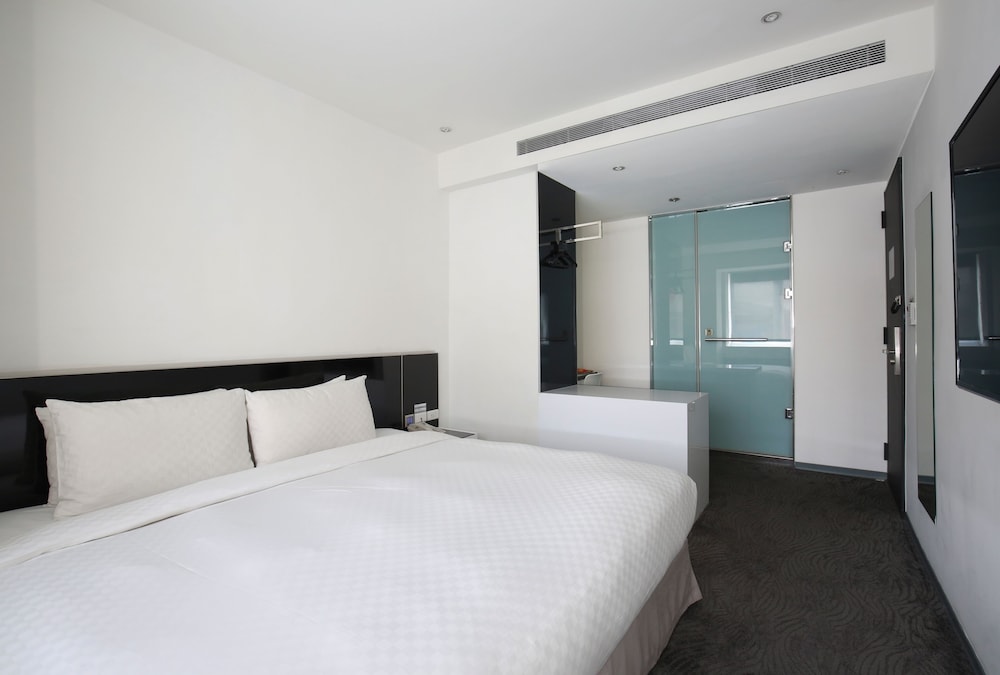 DELUXE, QUEEN BED, CITY VIEW