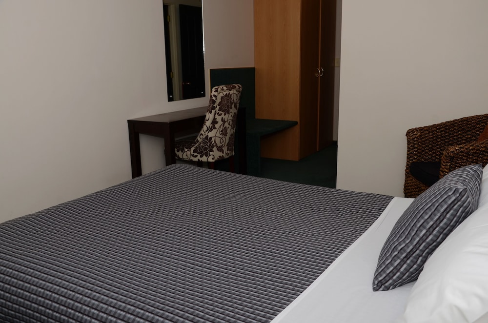 Greenlane Manor Motel 12/57