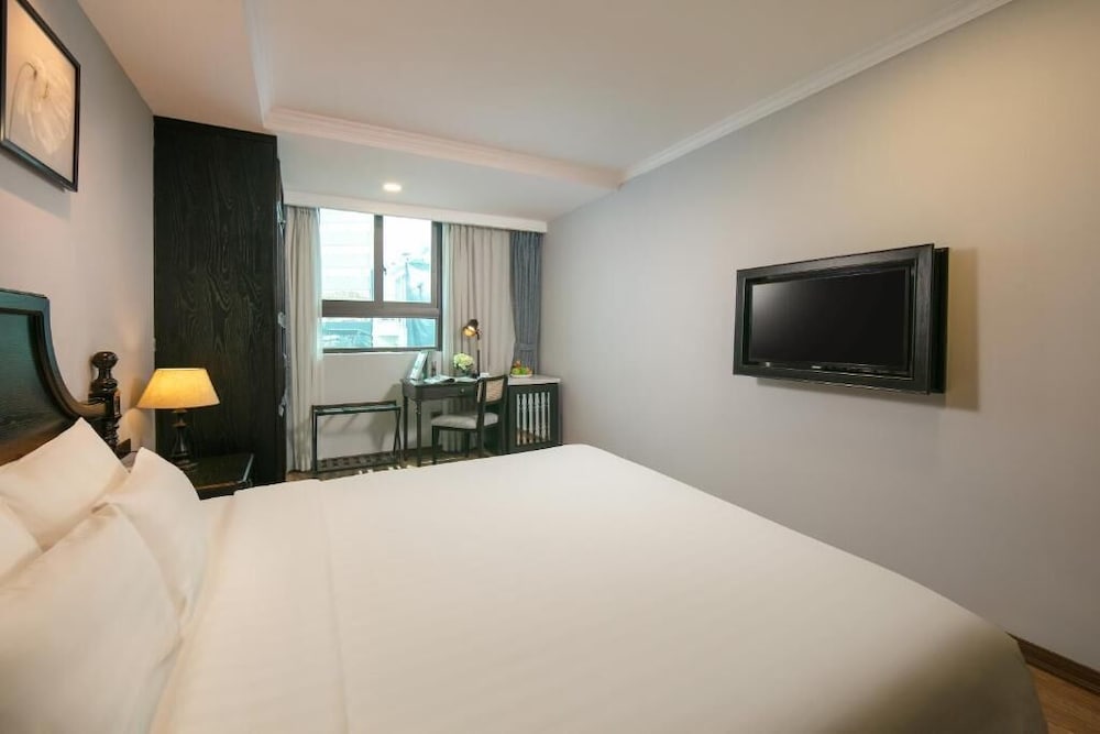 DELUXE, DOUBLE OR TWIN BED, CITY VIEW