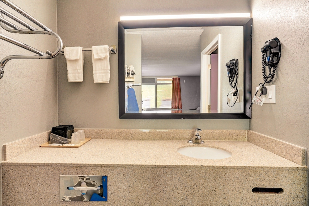 BUDGET INN ELLIJAY 22/37