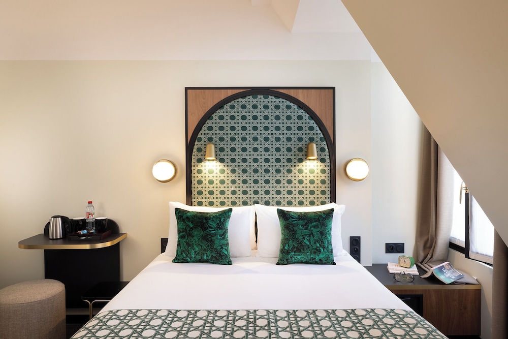 PRIVILEGE, DOUBLE BED, BATHTUB