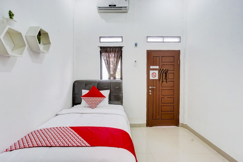 OYO 90124 Oemah Ratu Hostel Syariah 9/28