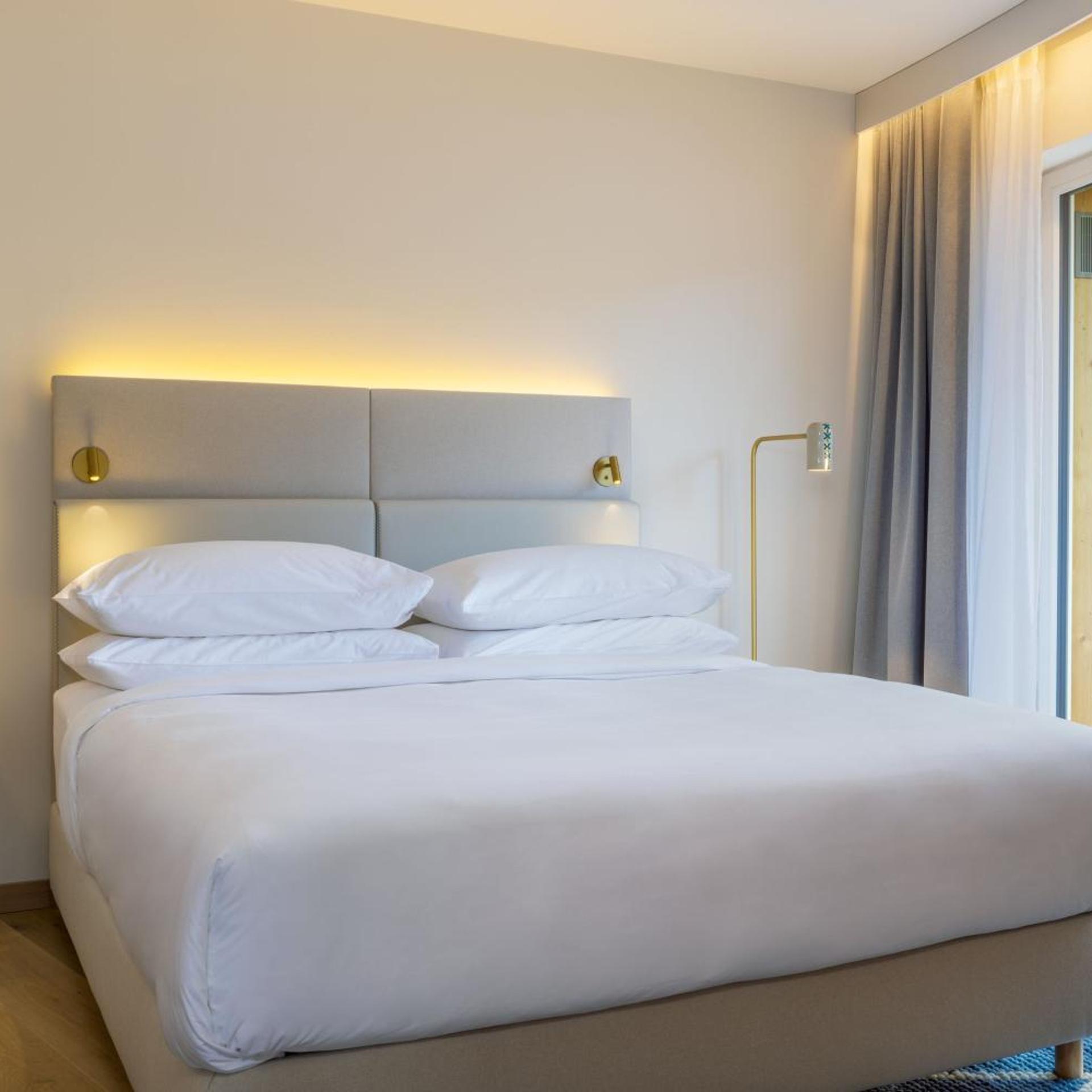 1 Bedroom, Caro, Suite, King Bed, Mountain View