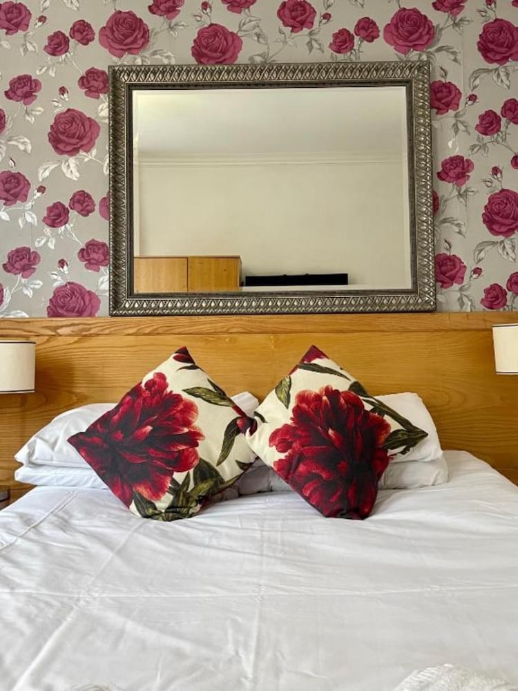 OYO The Lodge Bournemouth 24/47
