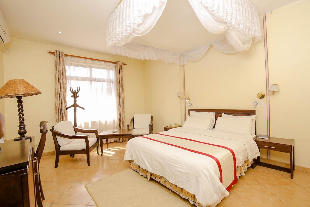 New Safari Hotel 8/35