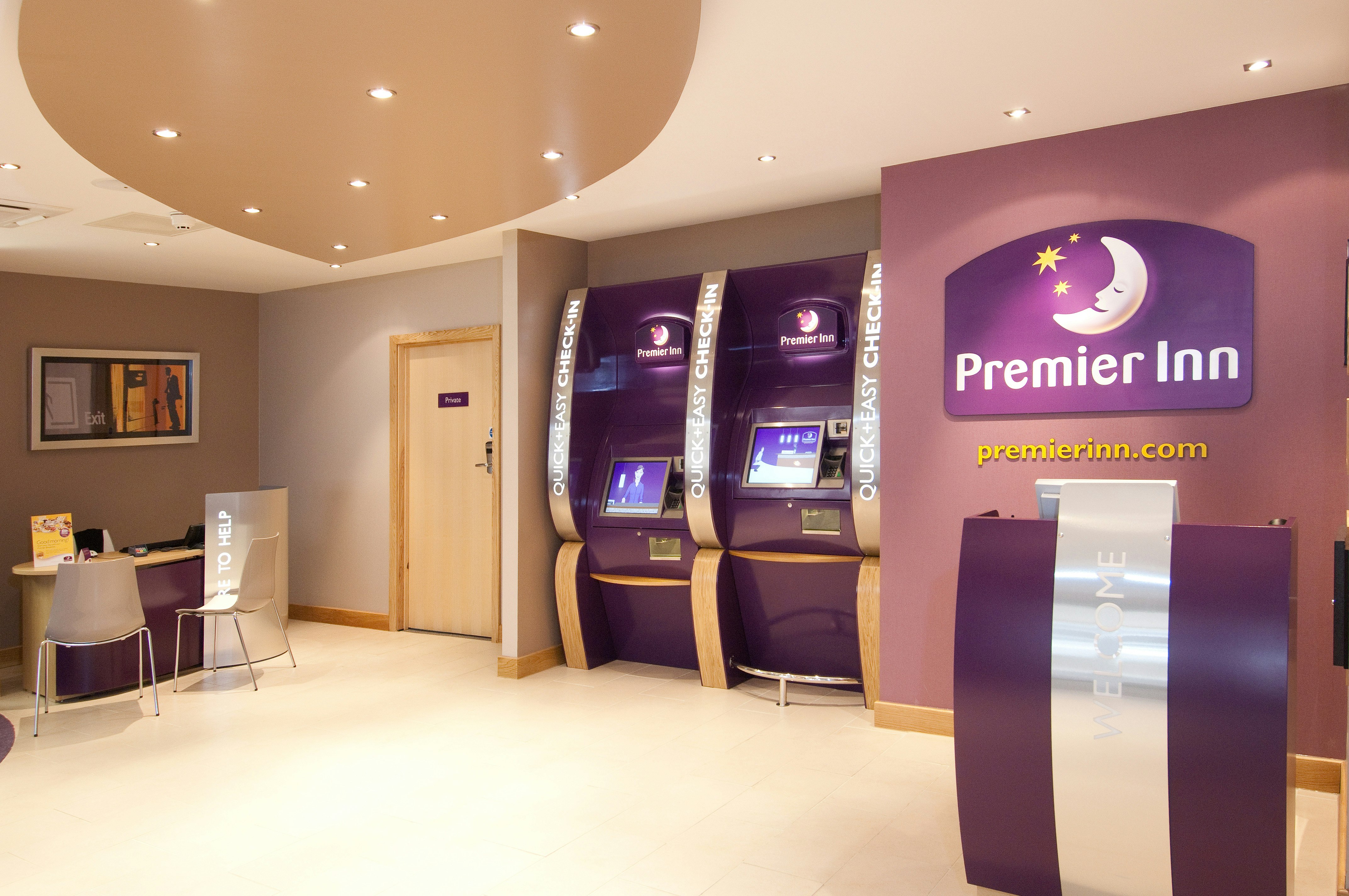 Premier Inn Sunbury (Kempton Park) 6/33