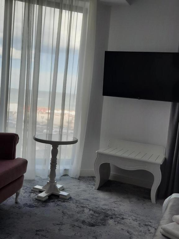 DNH Hotel 12/26