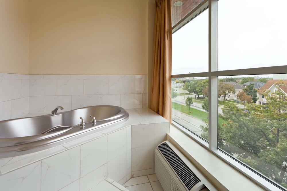 Days Inn Suites By Wyndham Milwaukee 23/40