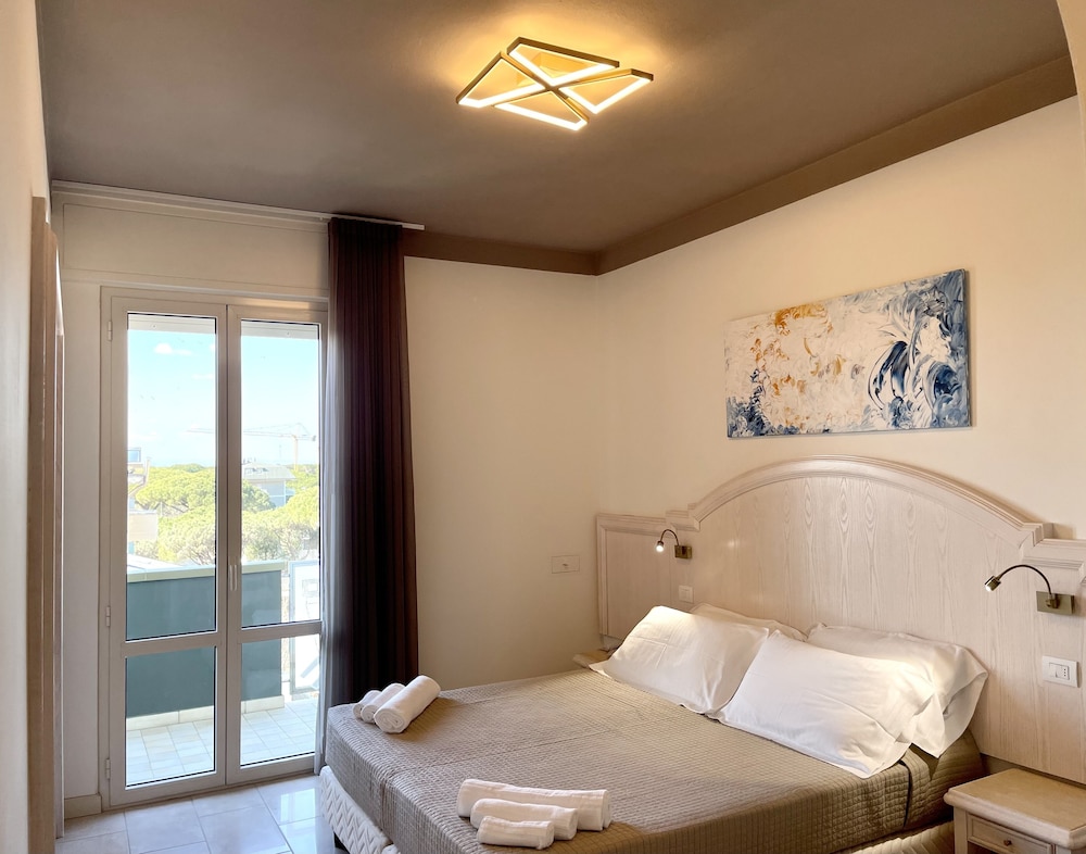 ROOM, QUEEN BED, POOL VIEW