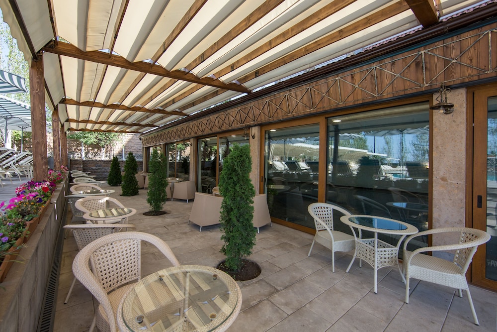 CAUCASUS HOTEL 40/74
