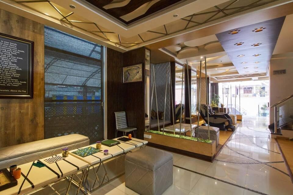 HOTEL TIGERS ROARE 40/50