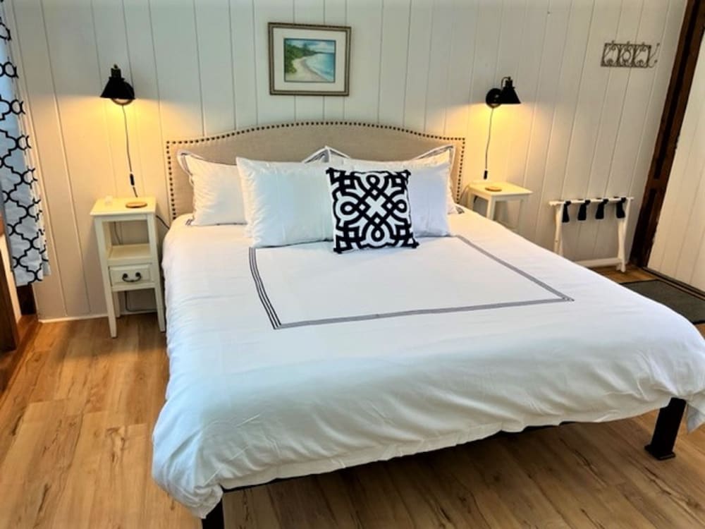Cove Bluffs Inn 6/50