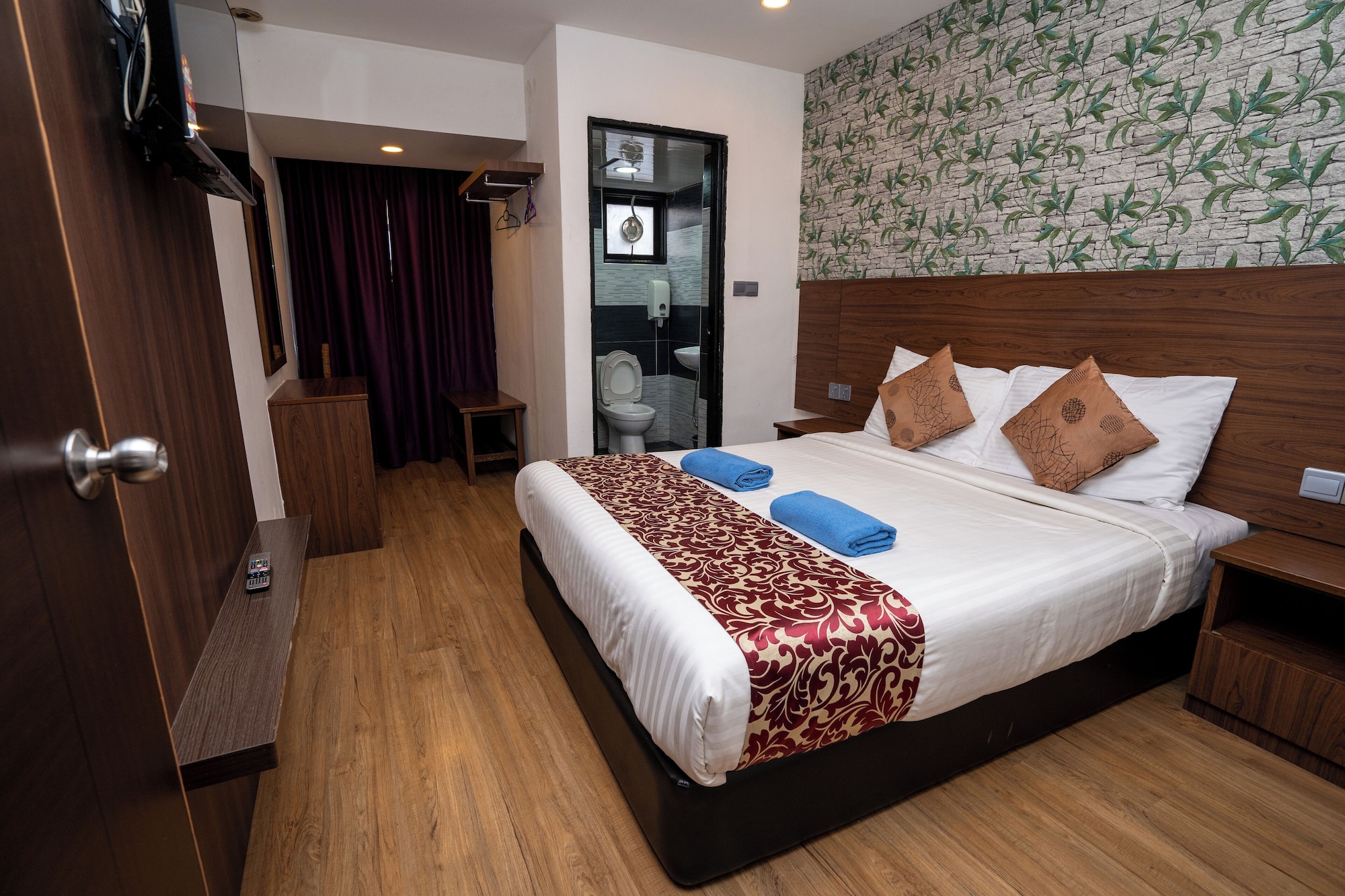 Standard, Queen Bed
